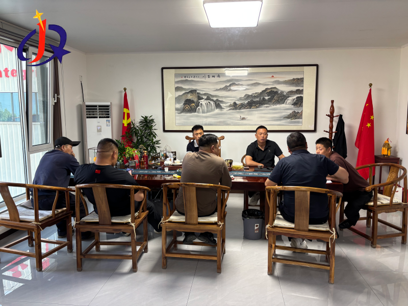 Südamerikanische Seifengoldkunden besuchten Qingzhou Jinqi Mining Machinery für eine Fabrikprüfung.